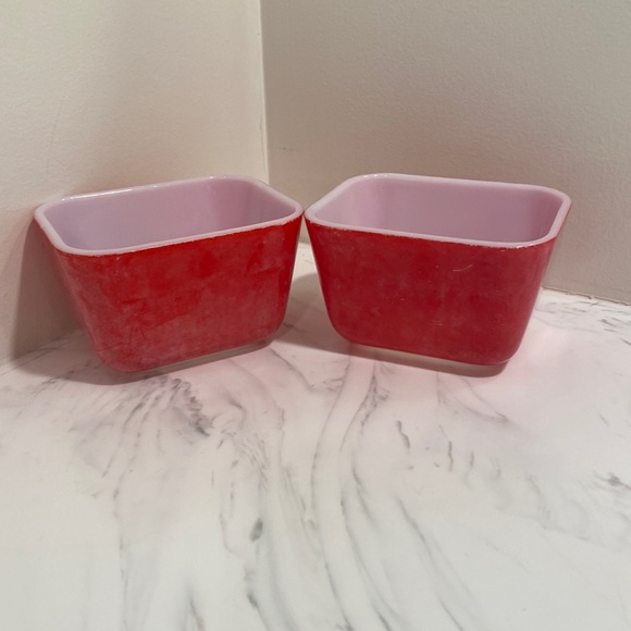 Set of 2 Pyrex red vintage 501 model refrigerator dishes. - Picture 1 of 7